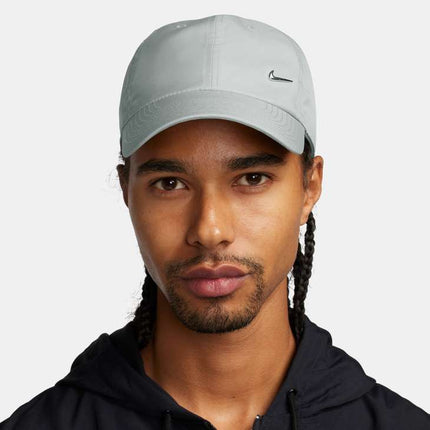 Cappello Nike Club unisex con visiera curva e Swoosh in metallo