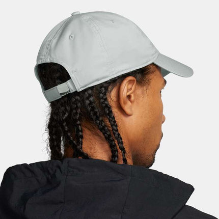 Cappello Nike Club unisex con visiera curva e Swoosh in metallo