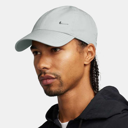 Cappello Nike Club unisex con visiera curva e Swoosh in metallo