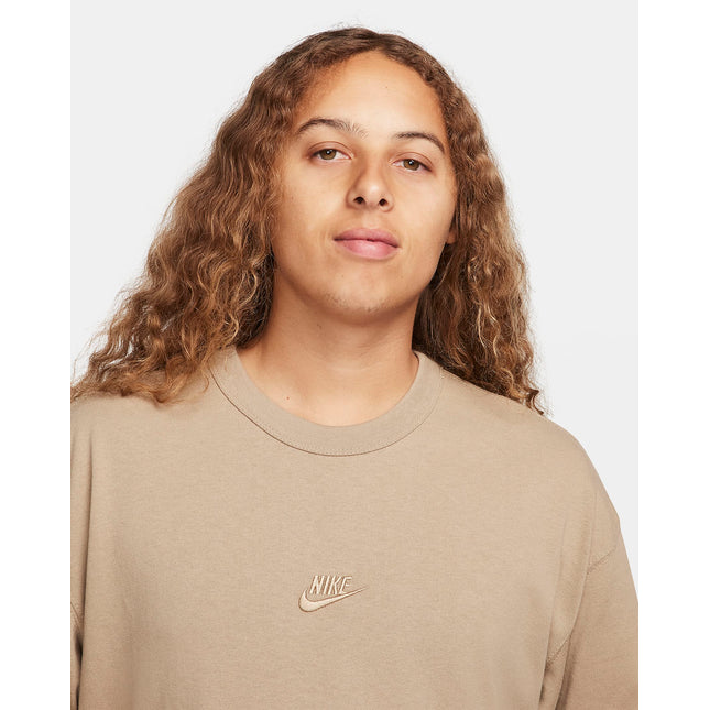 T-shirt sportiva Nike Sportswear Premium Essentials uomo con logo ricamato