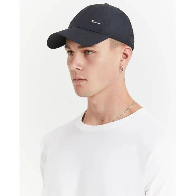 Cappello Nike Club unisex con visiera curva e Swoosh in metallo