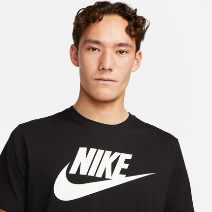 T-shirt sportiva Nike Sportswear uomo con logo sul petto